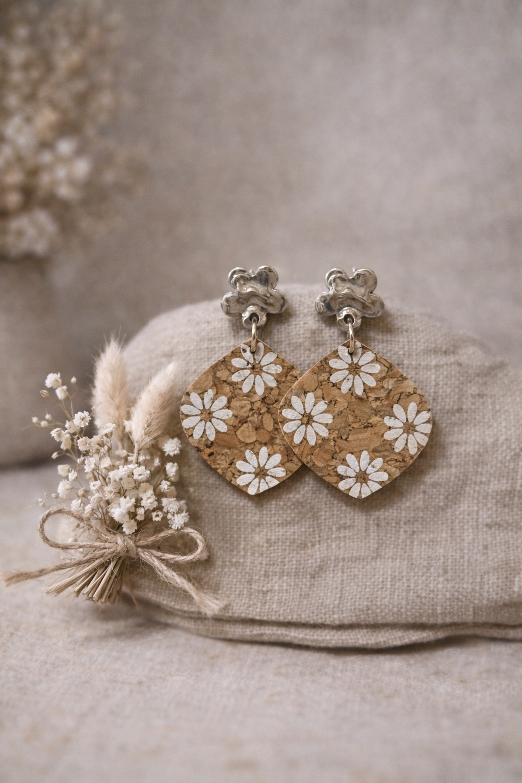 ✨ Boucles d’oreilles artisanales en liège – fleurs blanches ✨