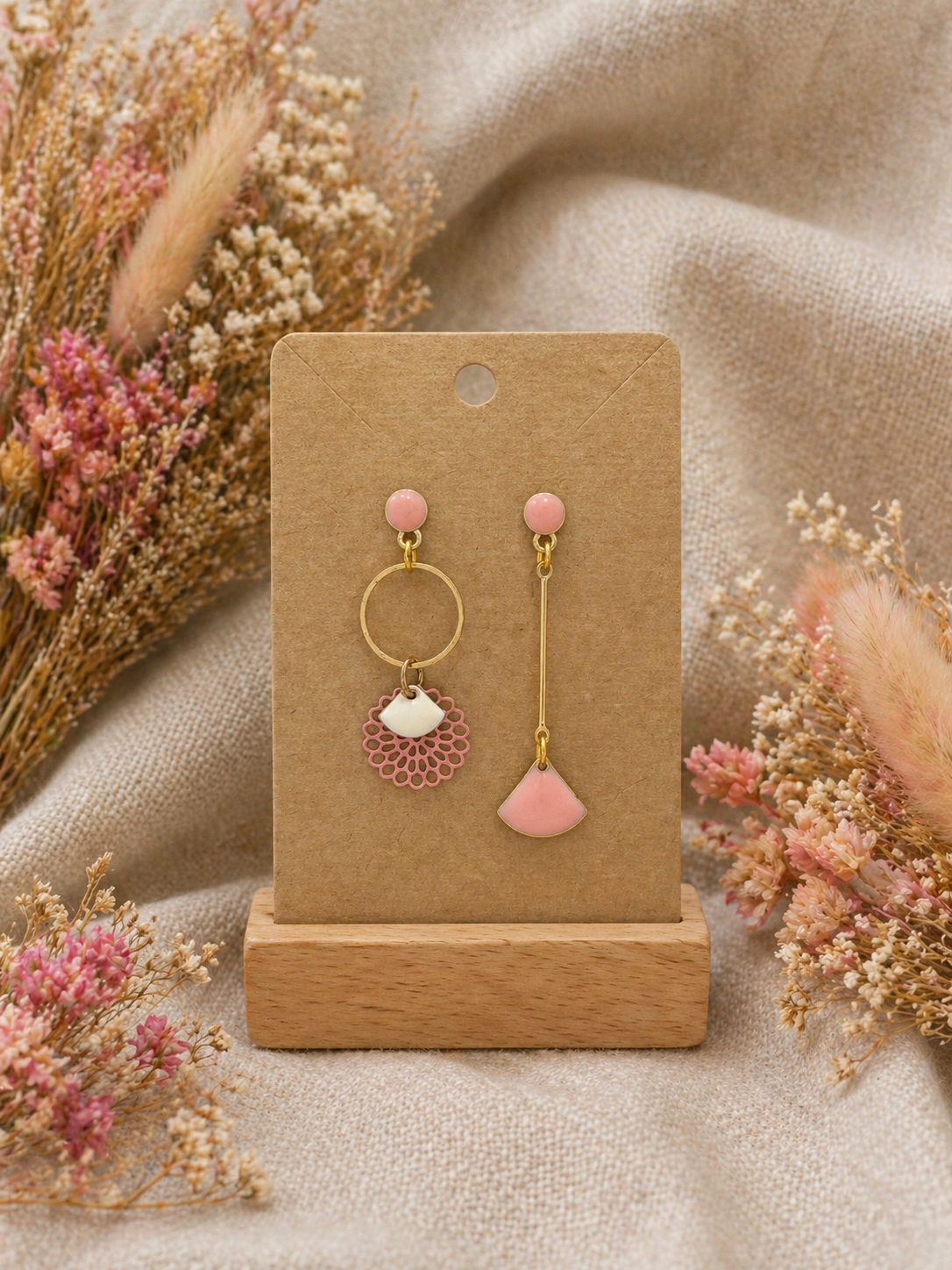 Boucles d’oreilles pendantes asymétriques – Doré & Rose poudré