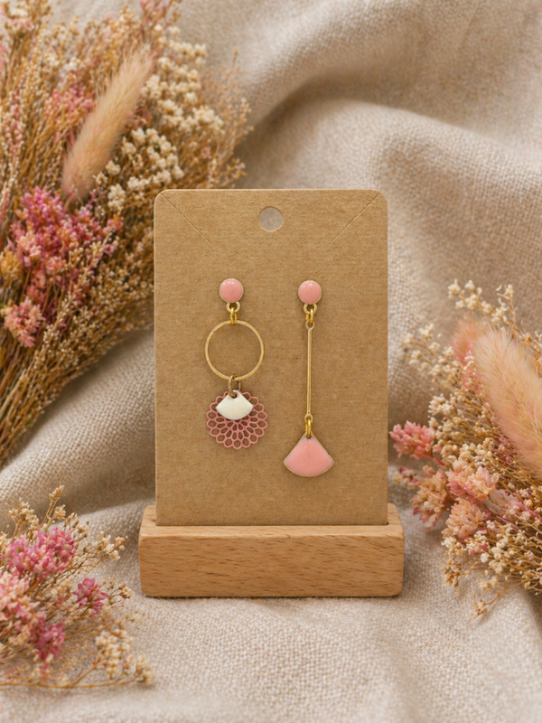 Boucles d’oreilles pendantes asymétriques – Doré & Rose poudré