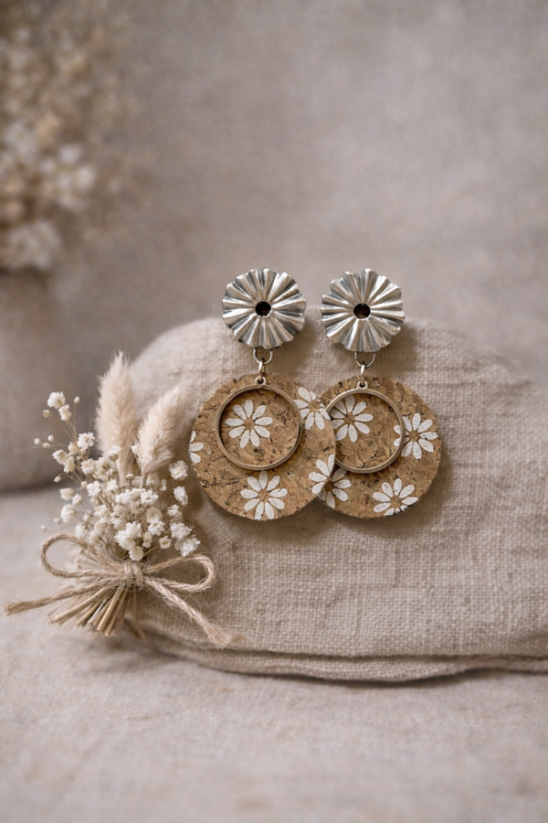 ✨ Boucles d’oreilles artisanales en liège – fleurs blanches ✨