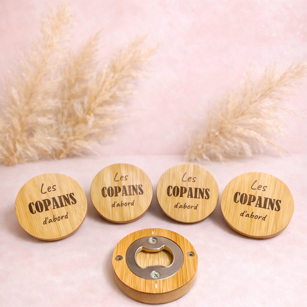 🍻 Décapsuleur en bambou personnalisé – « Les copains d’abord »