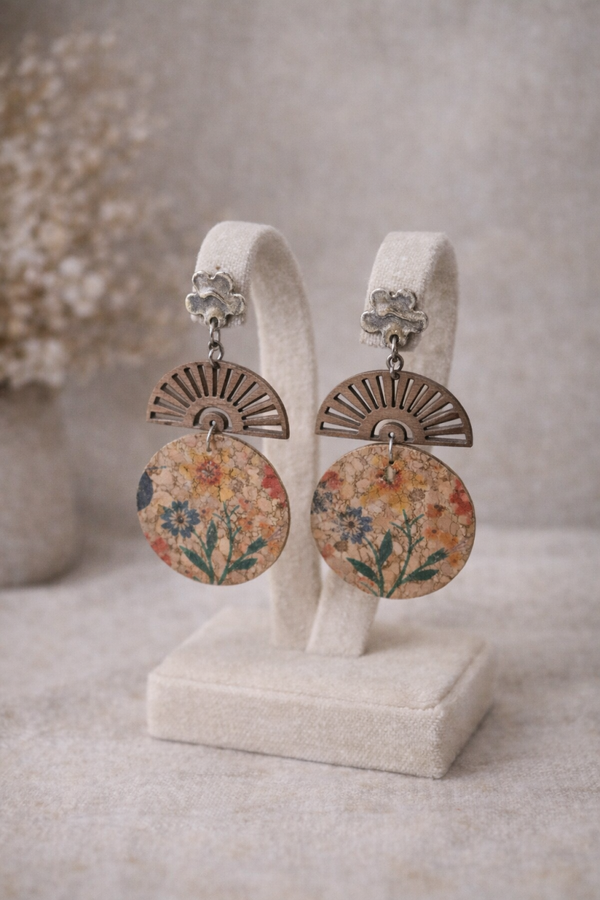 ✨ Boucles d’oreilles artisanales en liège – motif floral ✨