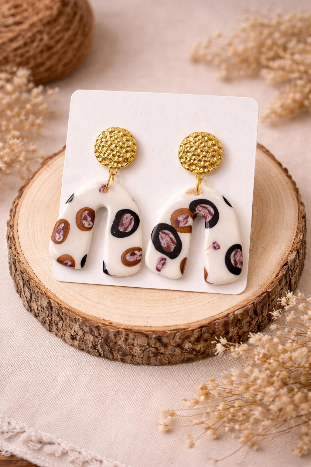 Boucles d’oreilles arc tachetées – doré & ivoire