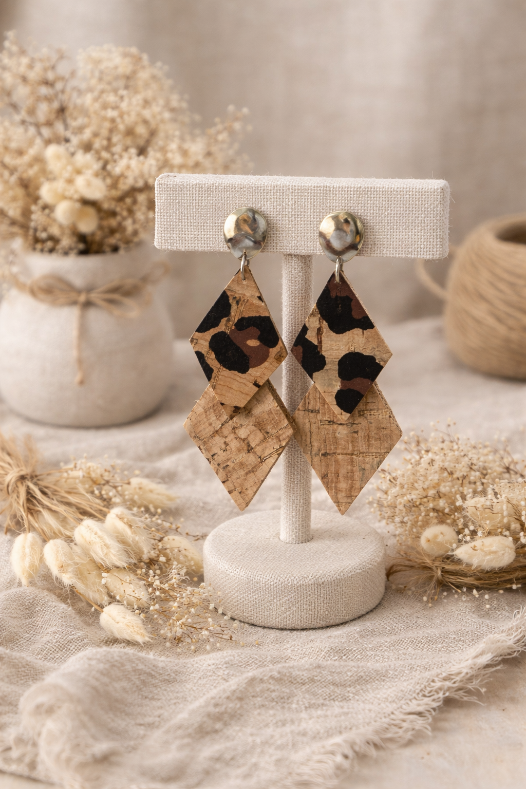 Boucles d’oreilles géométriques en liège – Motif léopard