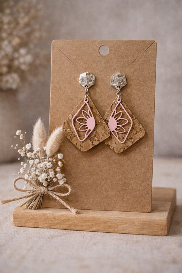 ✨ Boucles d’oreilles artisanales en liège – fleur rose ✨