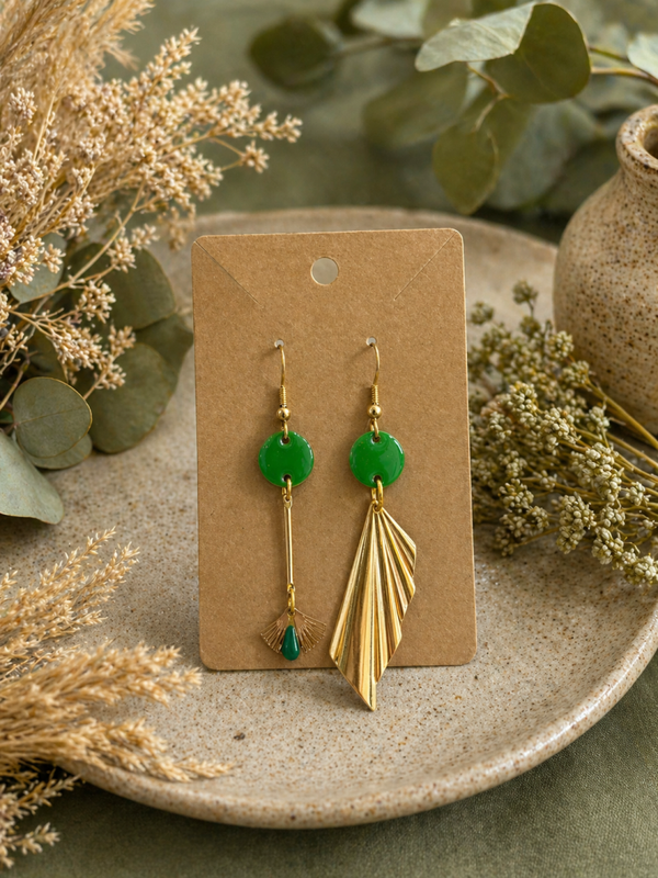 Boucles d’oreilles asymétriques – Doré & Vert éclatant