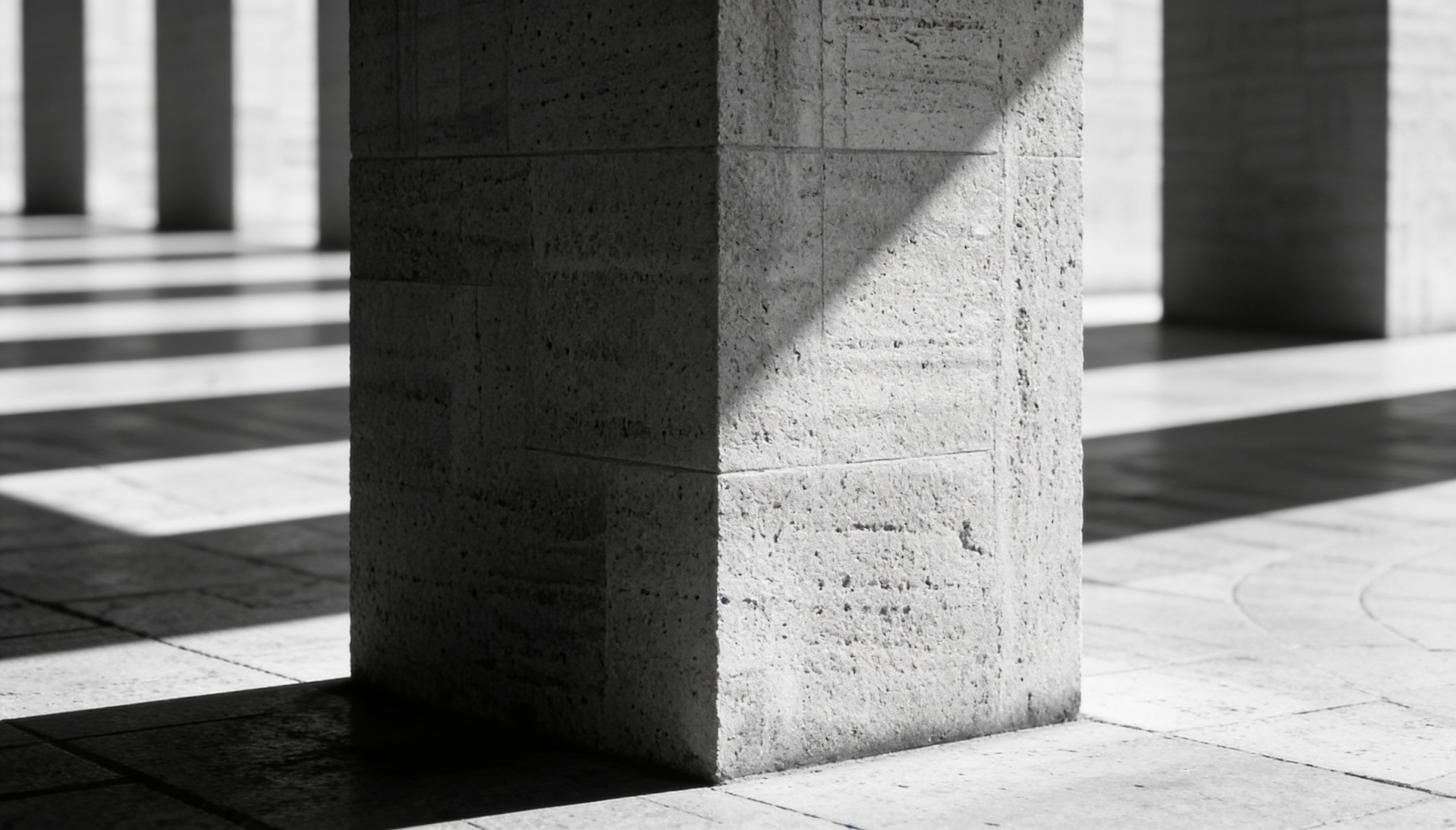 Moderne Säulenarchitektur mit Schattenwurf als Symbol für strategische Architektur bei Rothpunkt. Details