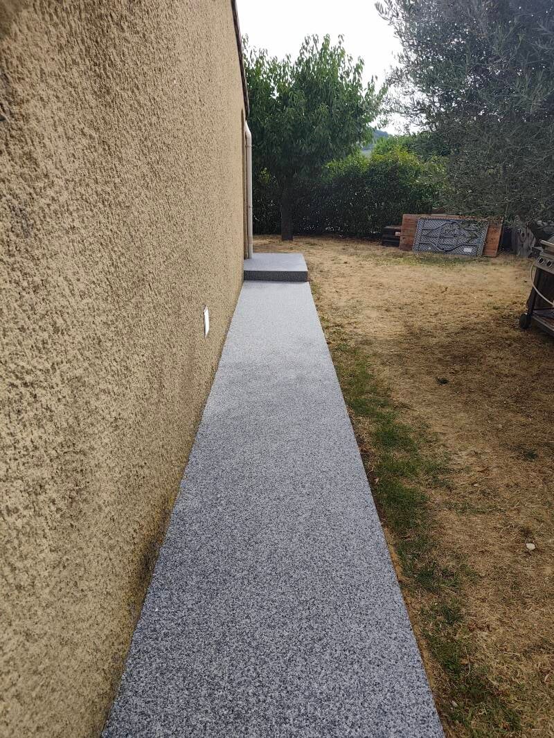 Après trottoir moquette de pierre gris bleuté 