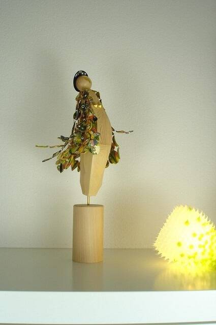 abstract houten beeldje-Over the Moon