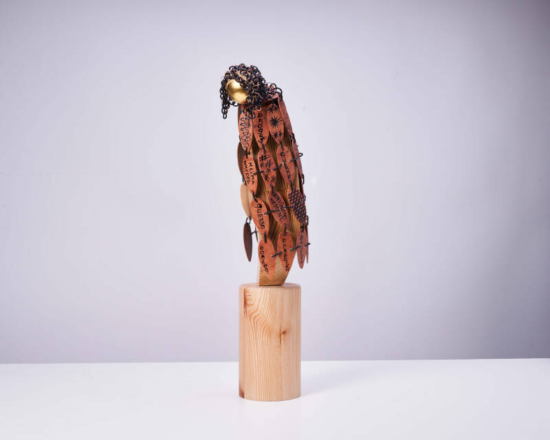 Sads- houten beeldje met mantel