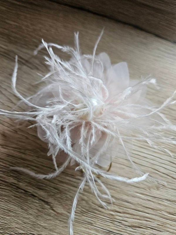 Blüte mit Federn zum Dekorieren vom Binder