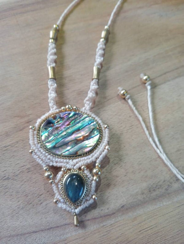 collier Theia