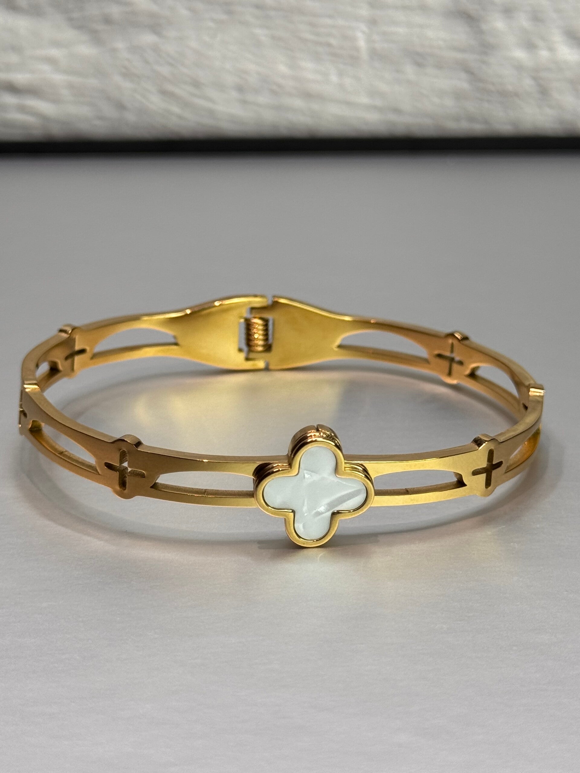 Single white Aurelia Lucky 4 leaf Gold Clover Bangle