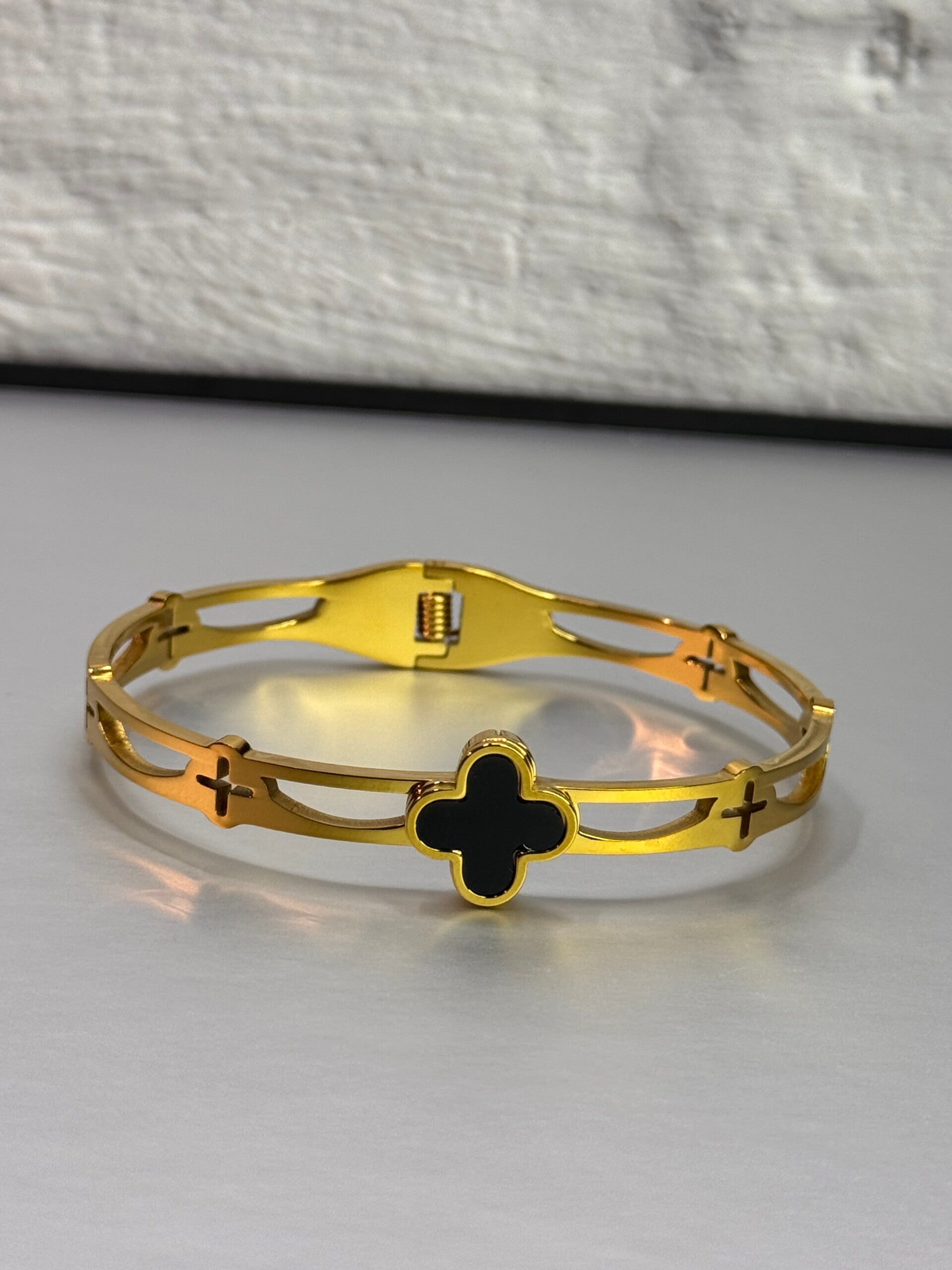 Single black Aurelia Lucky 4 leaf gold clover Bangle