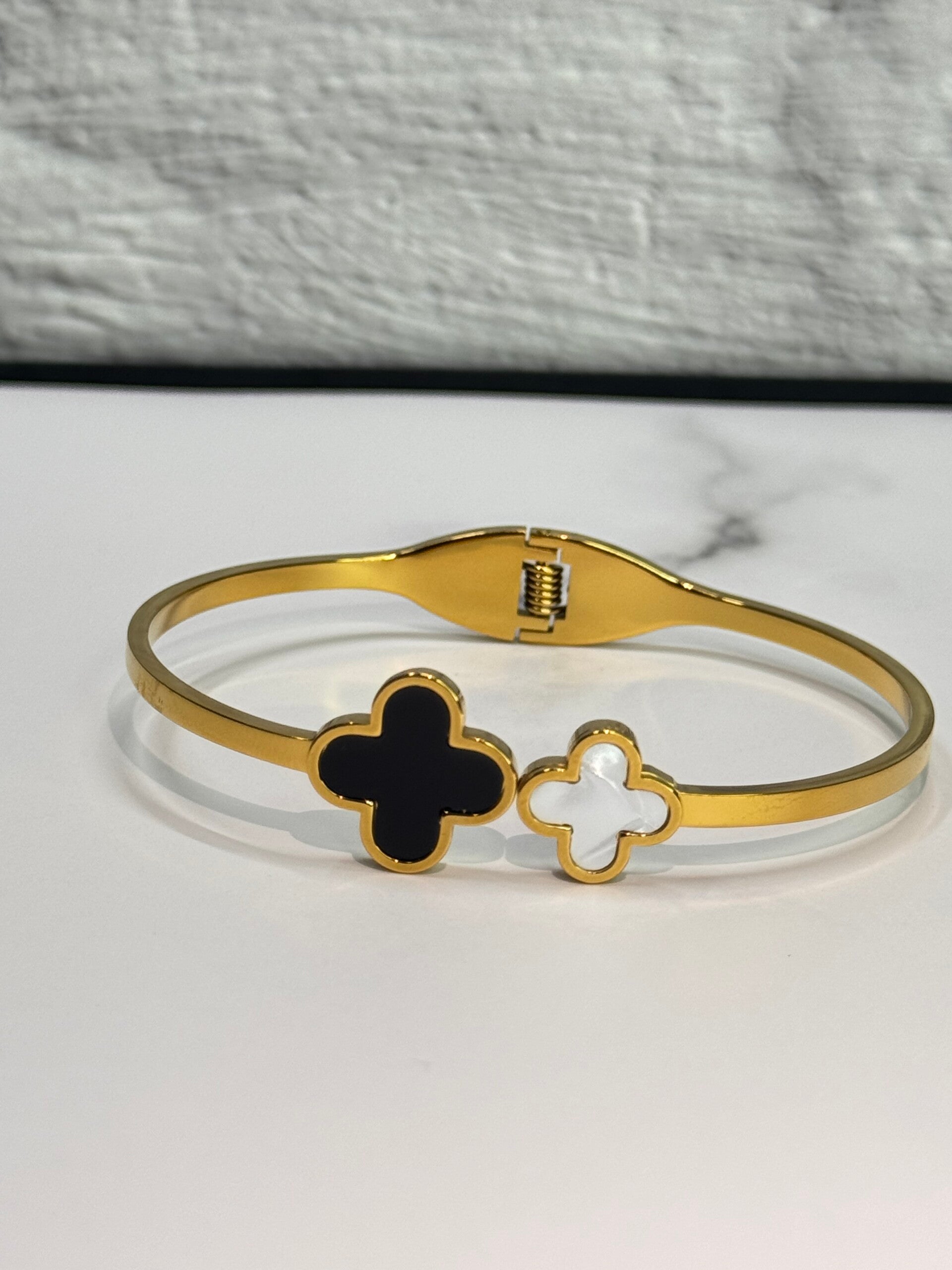 Black and white Lyra lucky 4 leaf gold clover Bangle