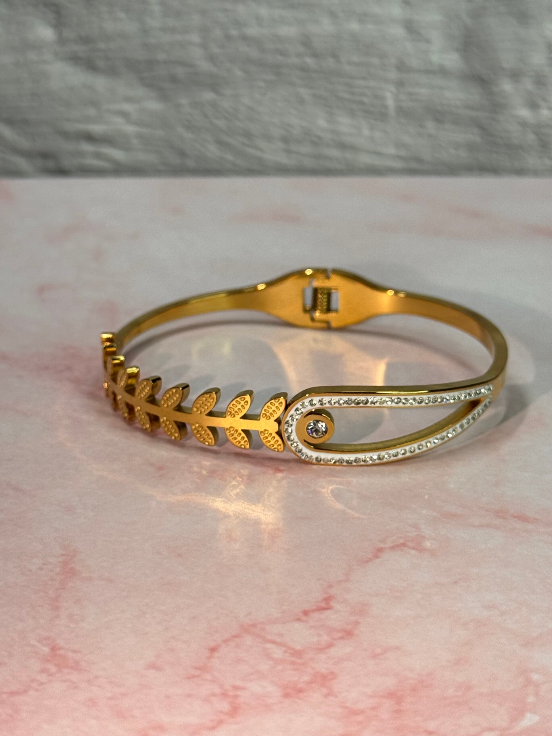 Shimmering laurel golden Bangle