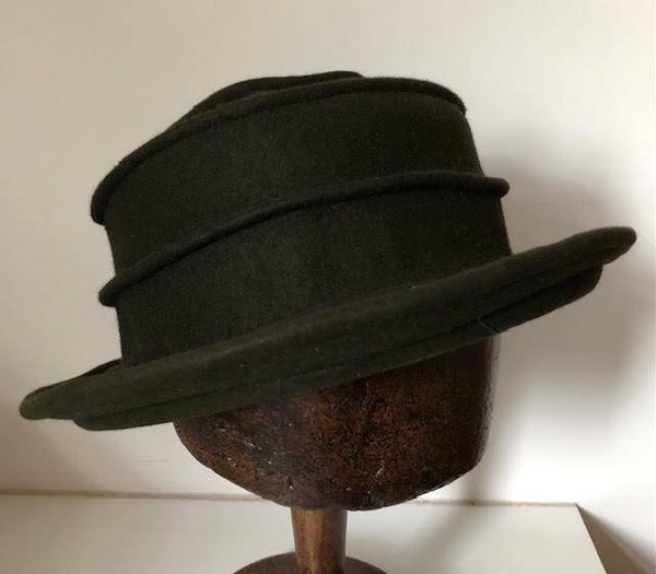 groene hoed met stiksels