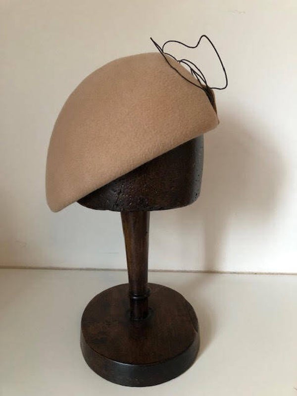 beige barret met ijzerdraad