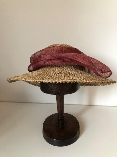 zonnehoed met wijnrode sisal
