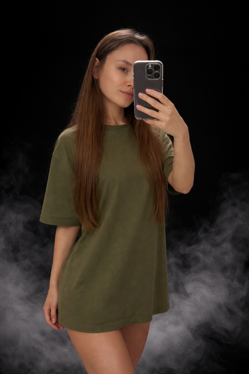 Model mit langen braunen Haaren im Selfie, schwarzer Hintergrund mit Rauch – Long Hair Model im Premium Stil für Lohamo & CamDiamonds