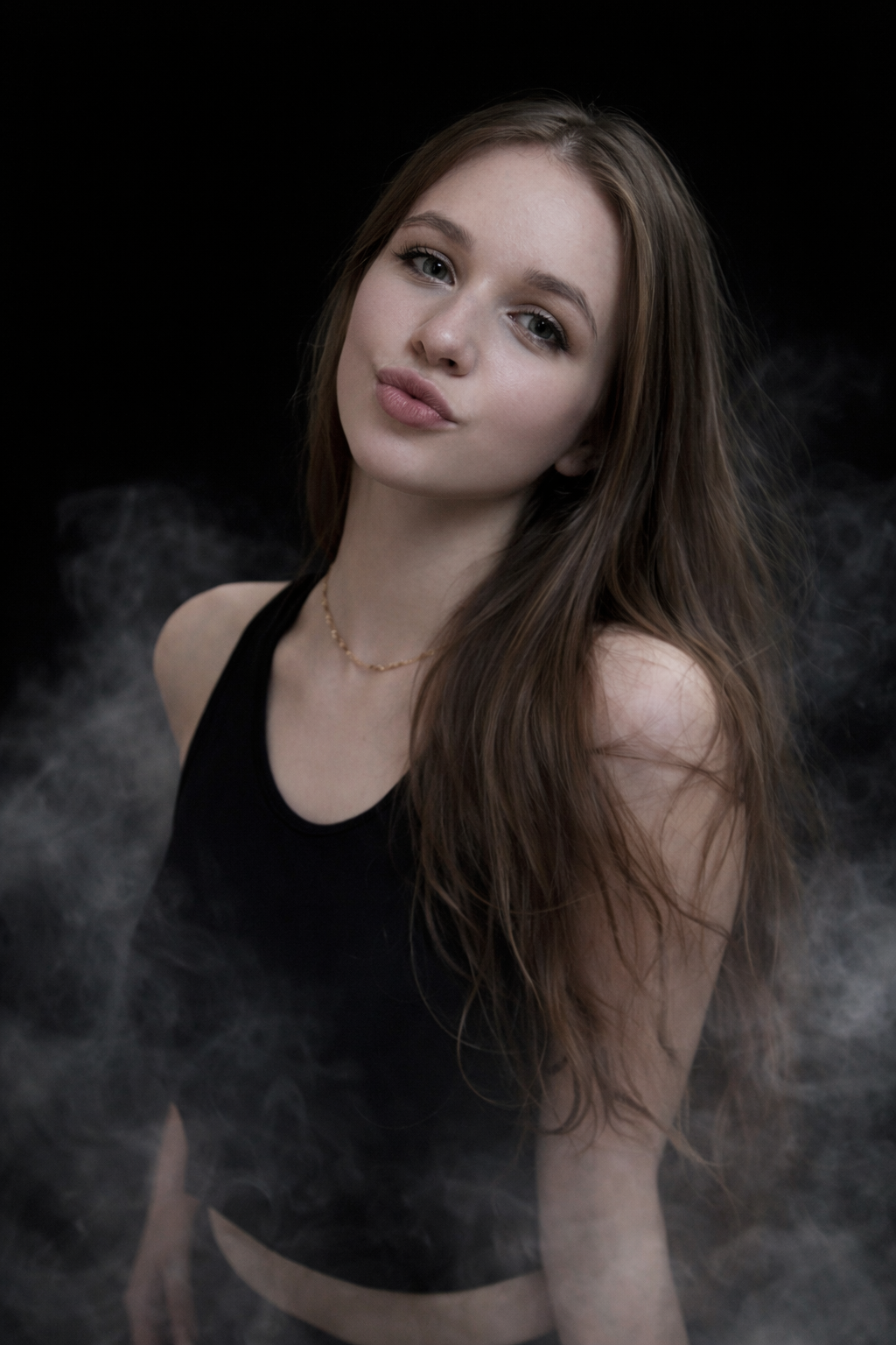 Brünettes langhaariges Camgirl vor schwarzem Hintergrund mit rauchigem Effekt – stilvolles Portrait für Live Chat und persönliche Interaktion auf Lohamo