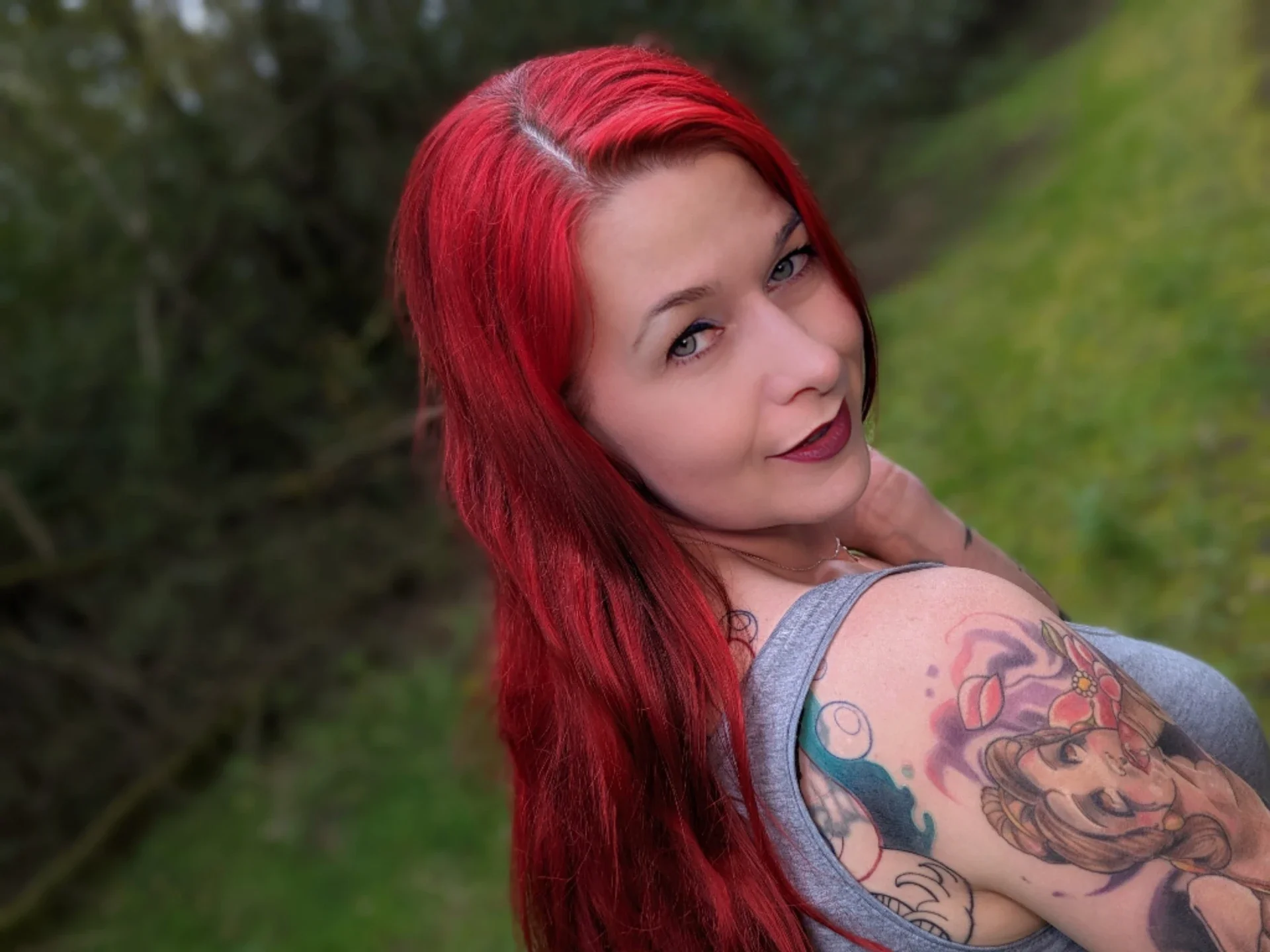 Mina Knight rothaariges Model mit langen roten Haaren und Tattoo im Outdoor Shooting – ästhetisches Portrait