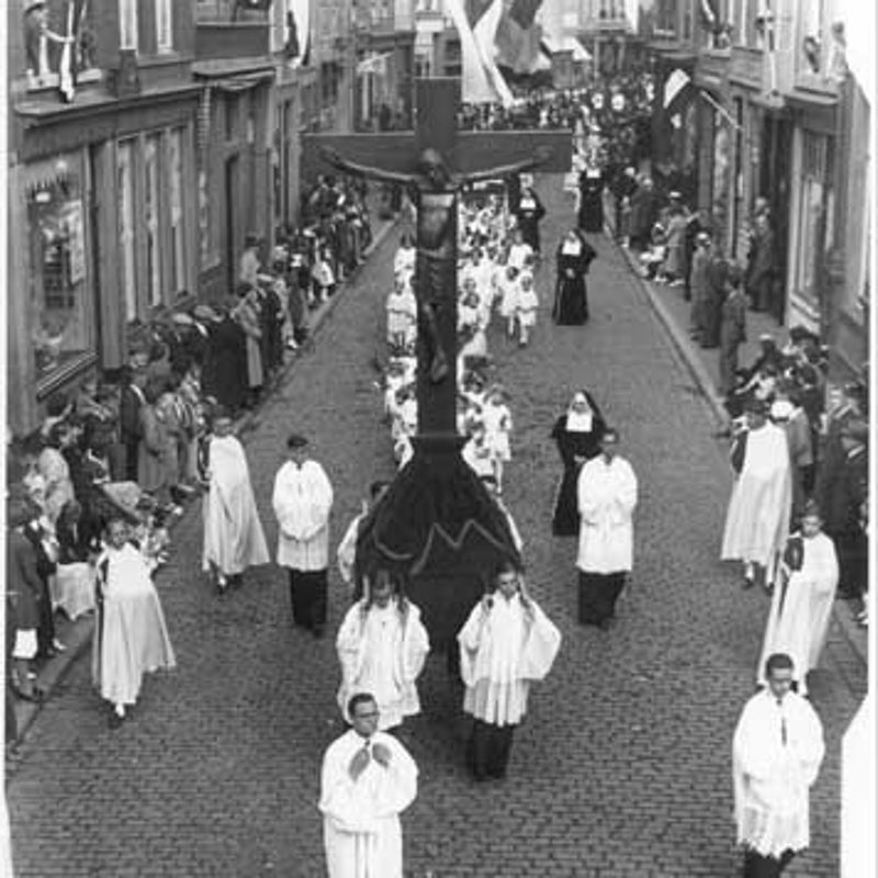 RHCL-collGAM-966-Rechtstraat-1938-processie-1.jpg