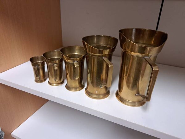 Lot de 5 mugs / tasses dècoratifs en laiton