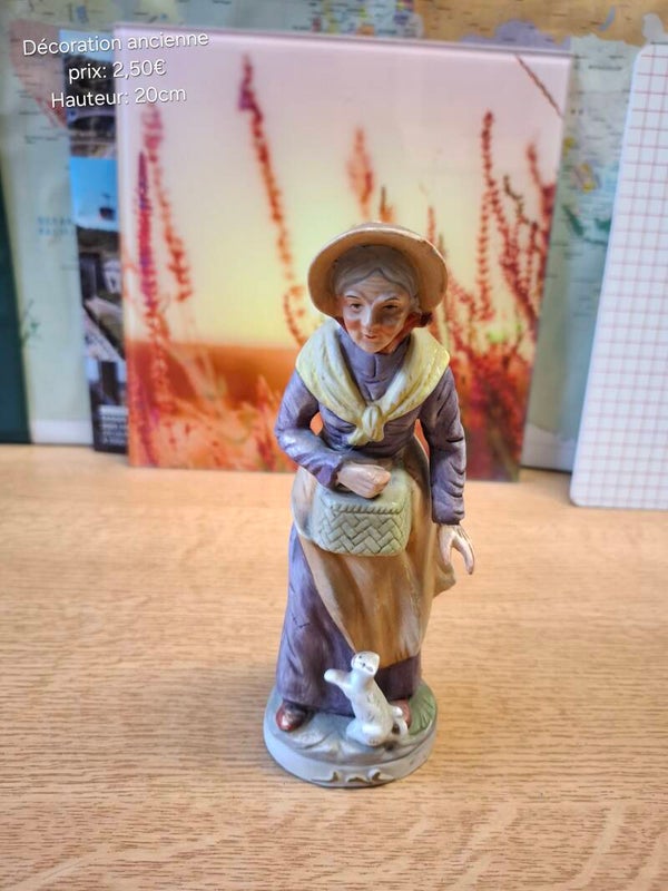Décoration statuette fermière avec son chien