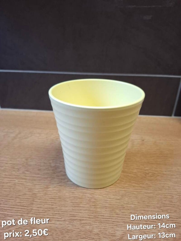 Pot de fleur en porcelaine jaune