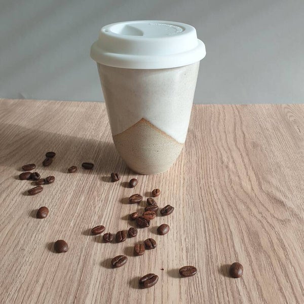 Travelcup smal, kruislings geglazuurd met een wit glanzend glazuur.