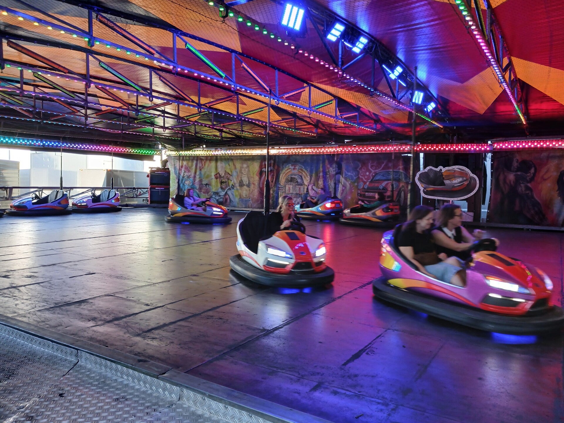 Mensen in de botsauto's op Hasselt kermis.