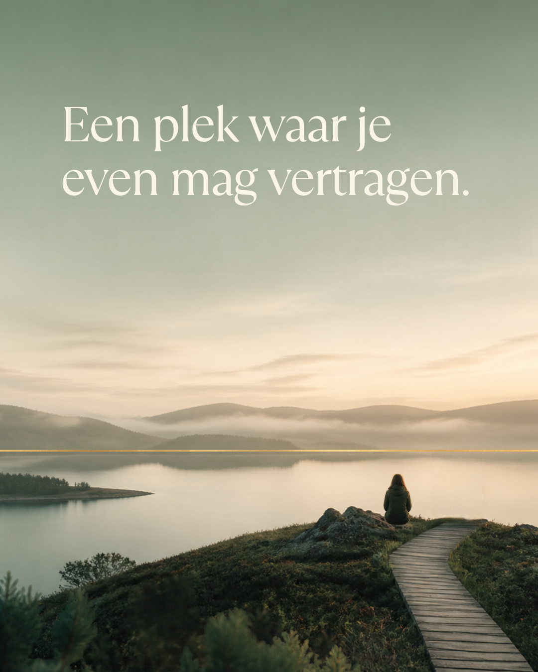 Rustgevend uitzicht over een stil meer met een wandelpad en mistige heuvels. Een inspirerende afbeelding over vertragen, zelfreflectie, innerlijke rust en bewust genieten van het moment.