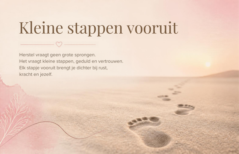 De kunst van herstel: voetstappen in het zand als symbool voor kleine stappen vooruit, geduld, vertrouwen en innerlijke groei.
