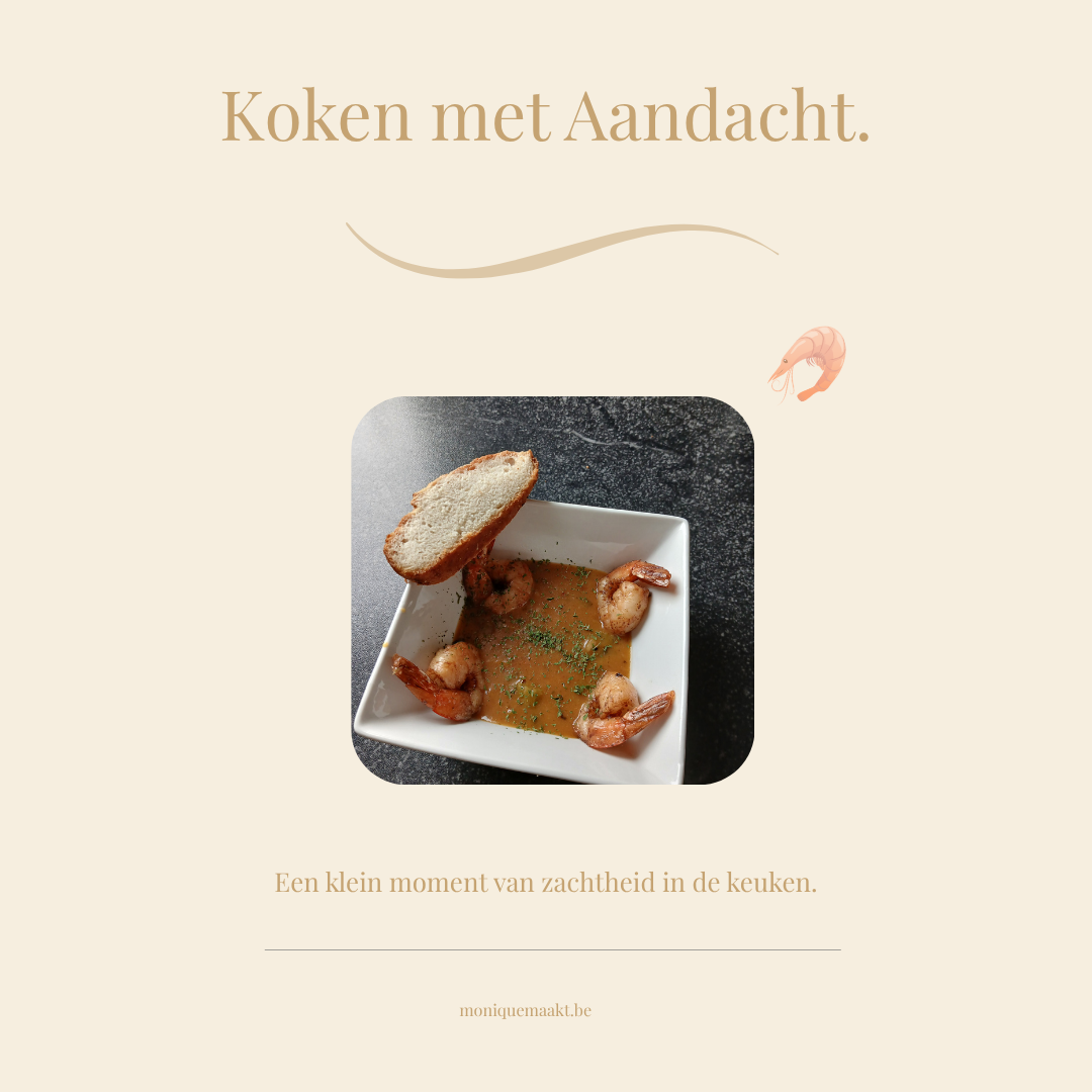 Wit diep bord met een zacht tomatensausje, aan de zijkanten 4 scampi's en een stukje stokbrood als afwerking.