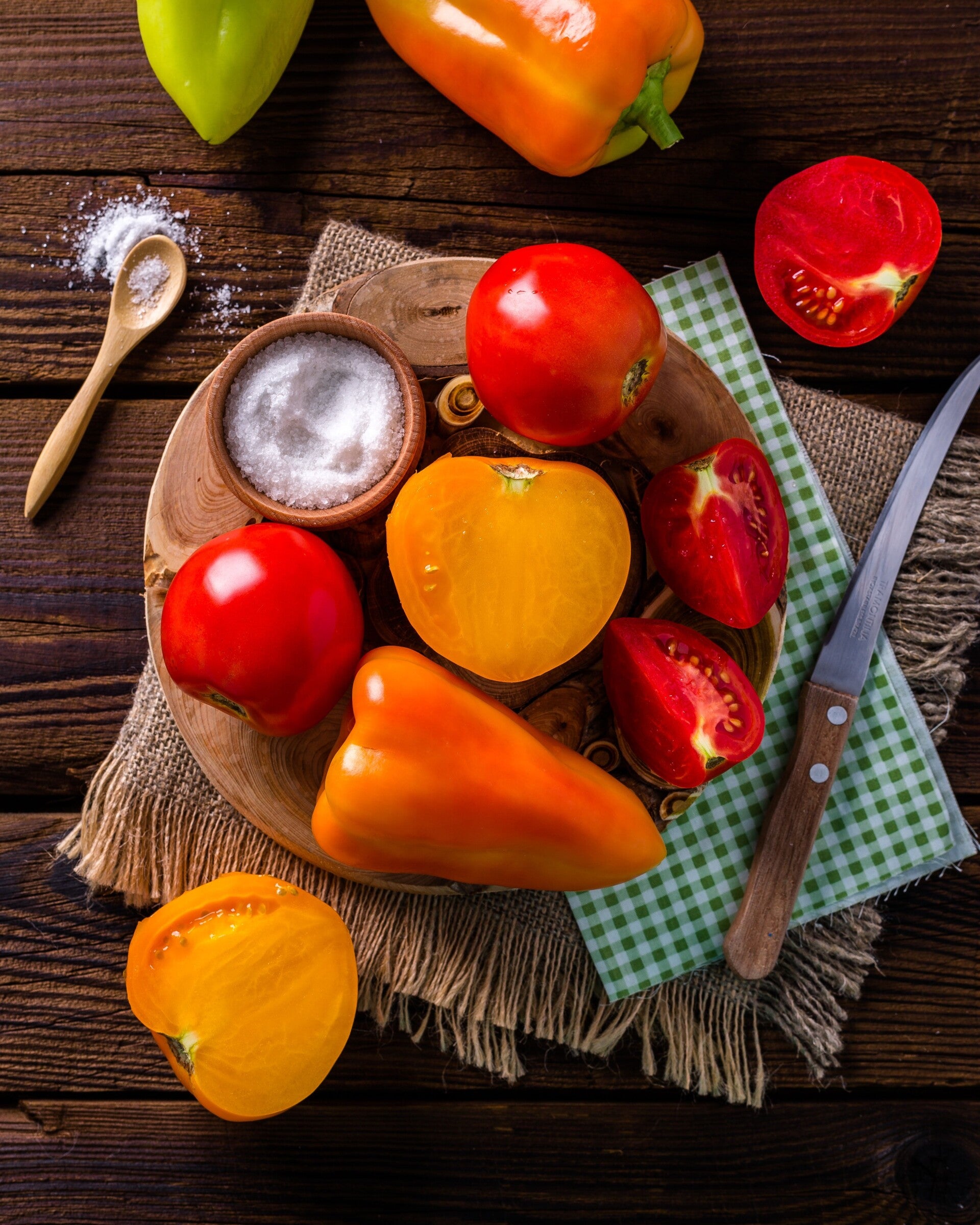 Verse groenten, zeezout en eenvoudige ingrediënten op een houten tafel. Een beeld dat laat zien hoe koken met aandacht begint bij kwaliteit, rust en respect voor pure smaken.