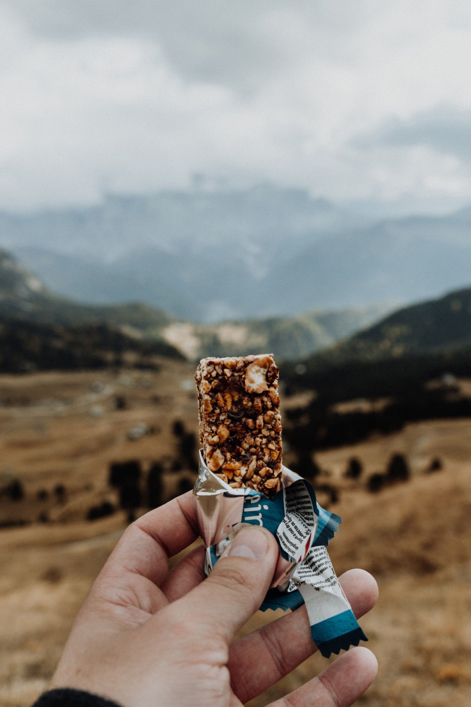 Muesli reep tijdens een wandeling in de natuur.