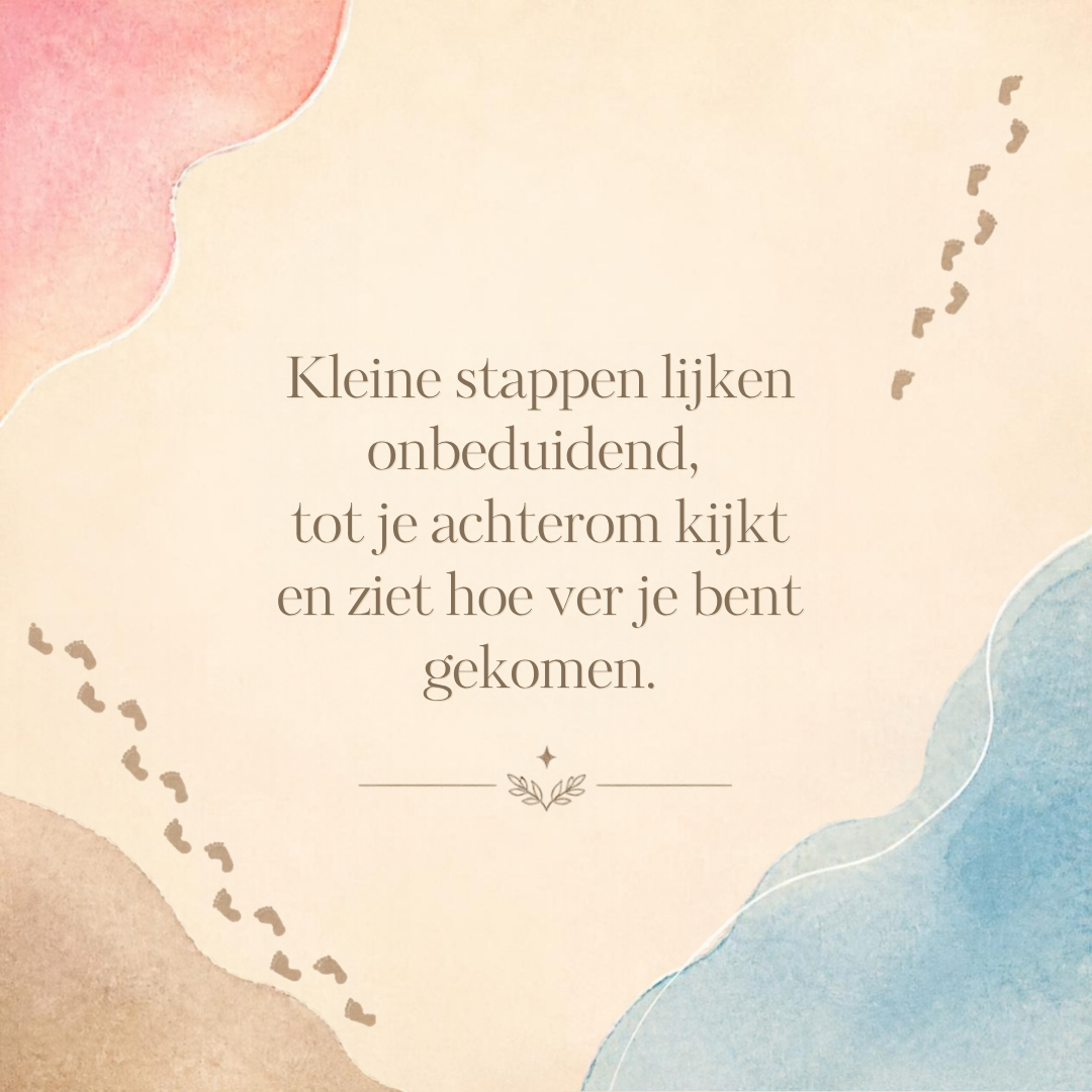Eenvoudig quote‑kaartje in warme stijl: kleine stappen lijken onbeduidend tot je achterom kijkt en ziet hoe ver je bent gekomen.