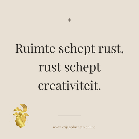Minimalistisch quote‑kaartje met beige achtergrond: Ruimte schept rust, rust schept creativiteit.