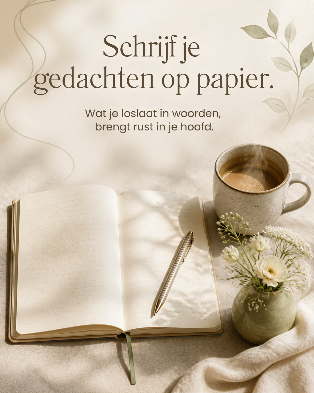 Gedachten opschrijven in een notitieboek met koffie en bloemen. Inspirerende afbeelding over rust, reflectie en schrijven.