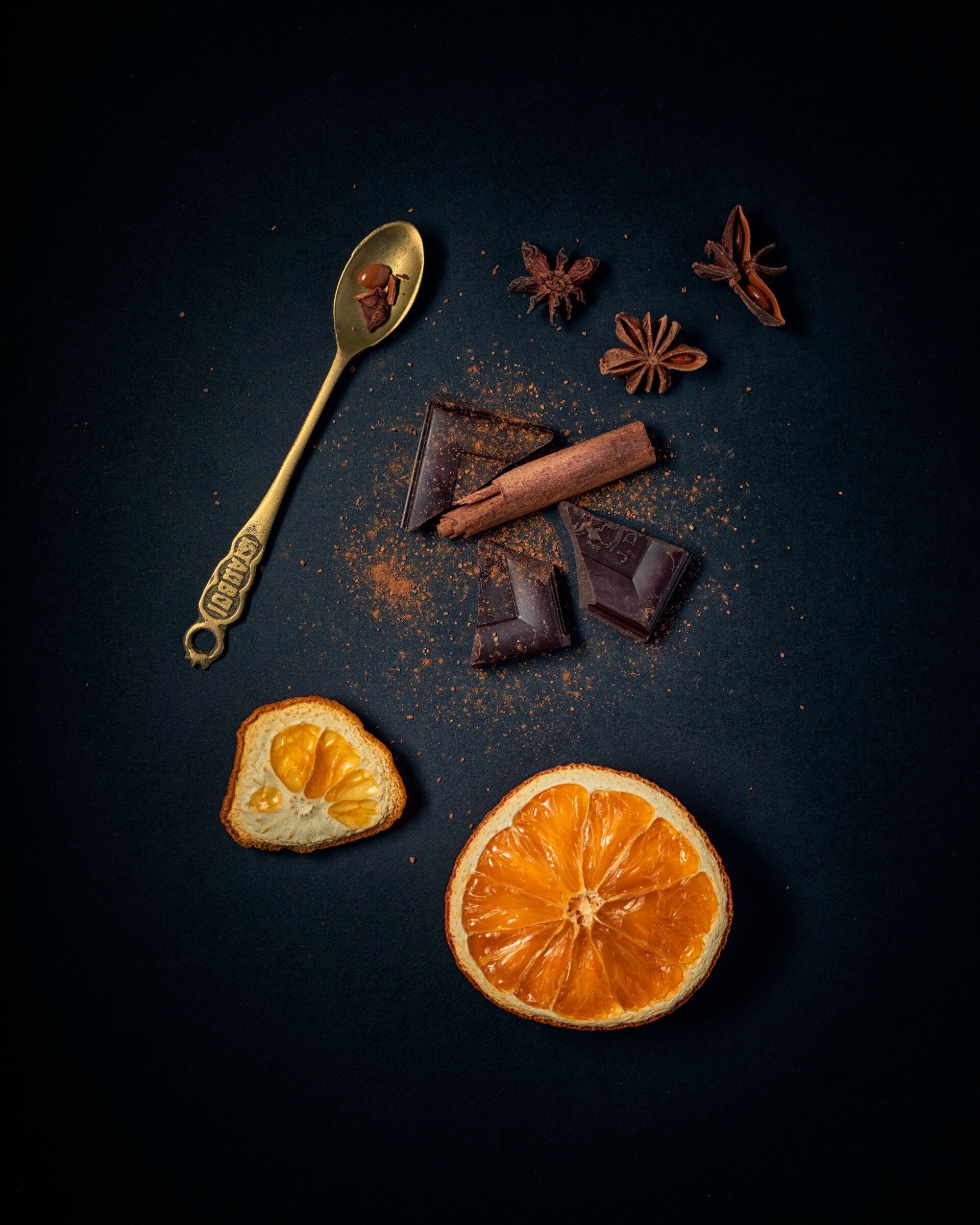 Partjes sinaasappen met zwarte chocolade.
