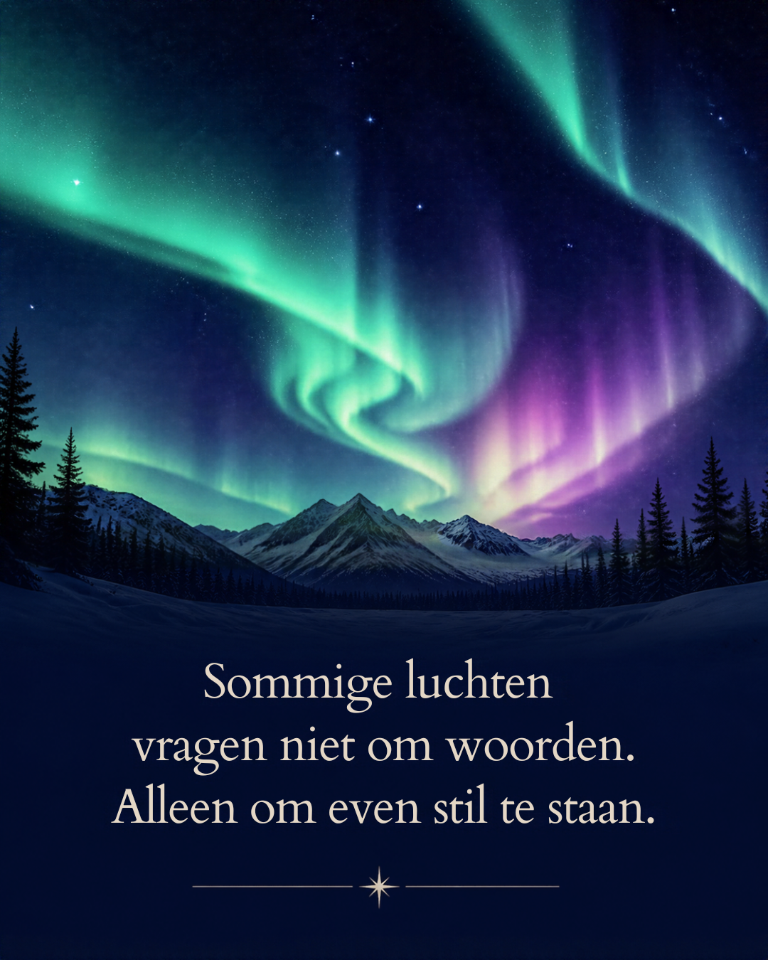 Noorderlicht in groen en lila achter de bergen. Sommige luchten vragen niet om woorden. Alleen om even stil te staan.