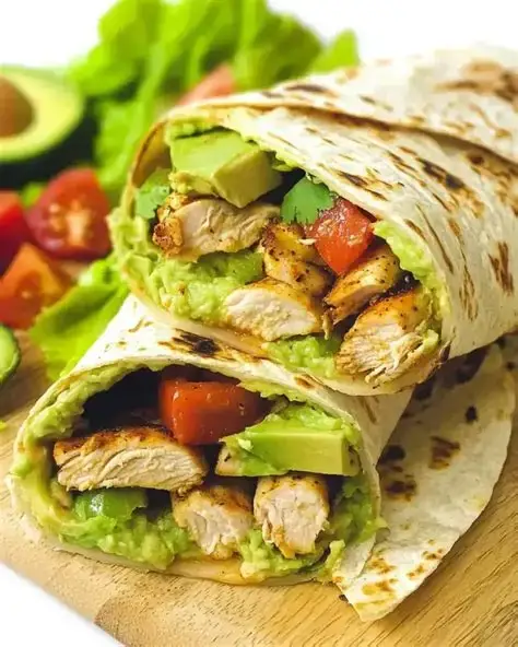 Opgerolde wraps met kip en avocado.