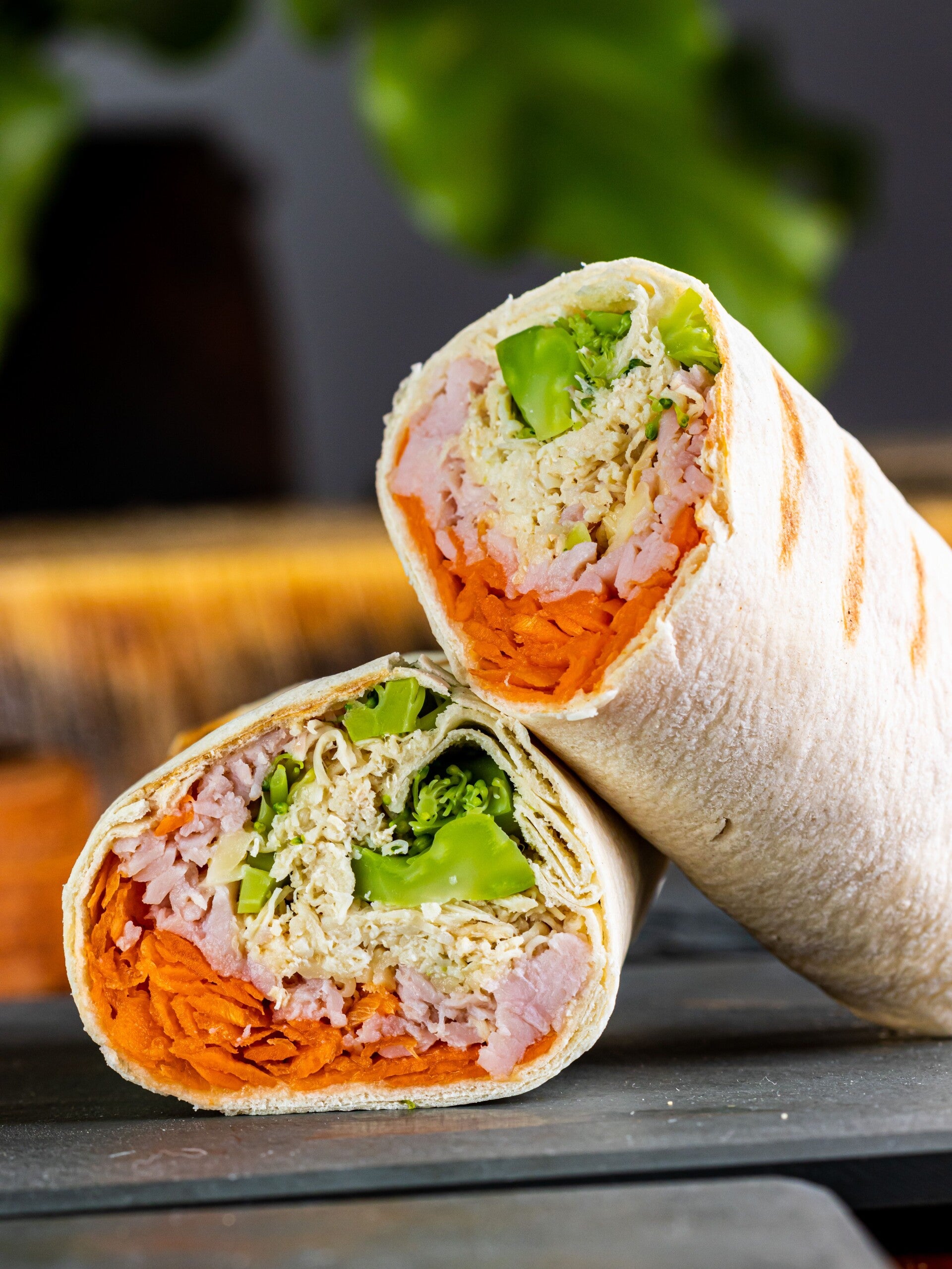 Twee wraps met veel groenten tussen.