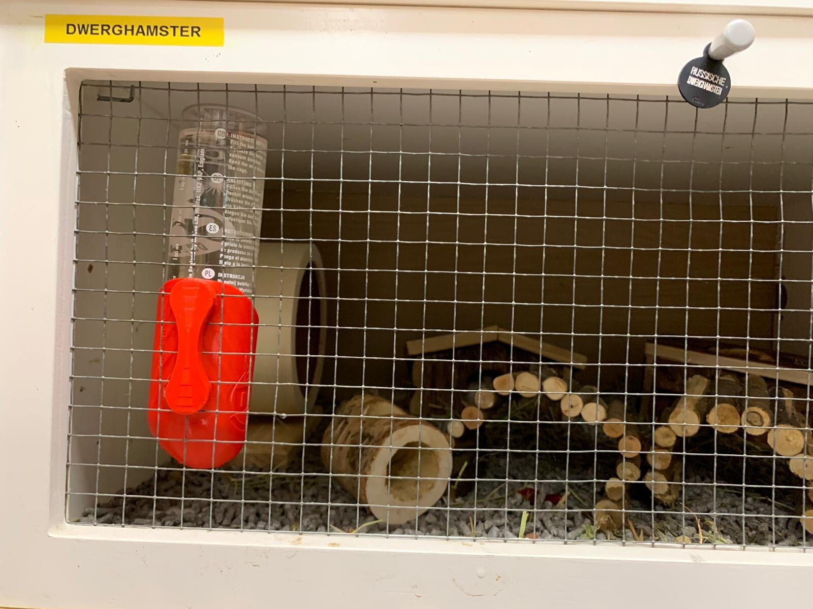 Flessenhouder in gebruik door hamster in kooi – Dyrgard