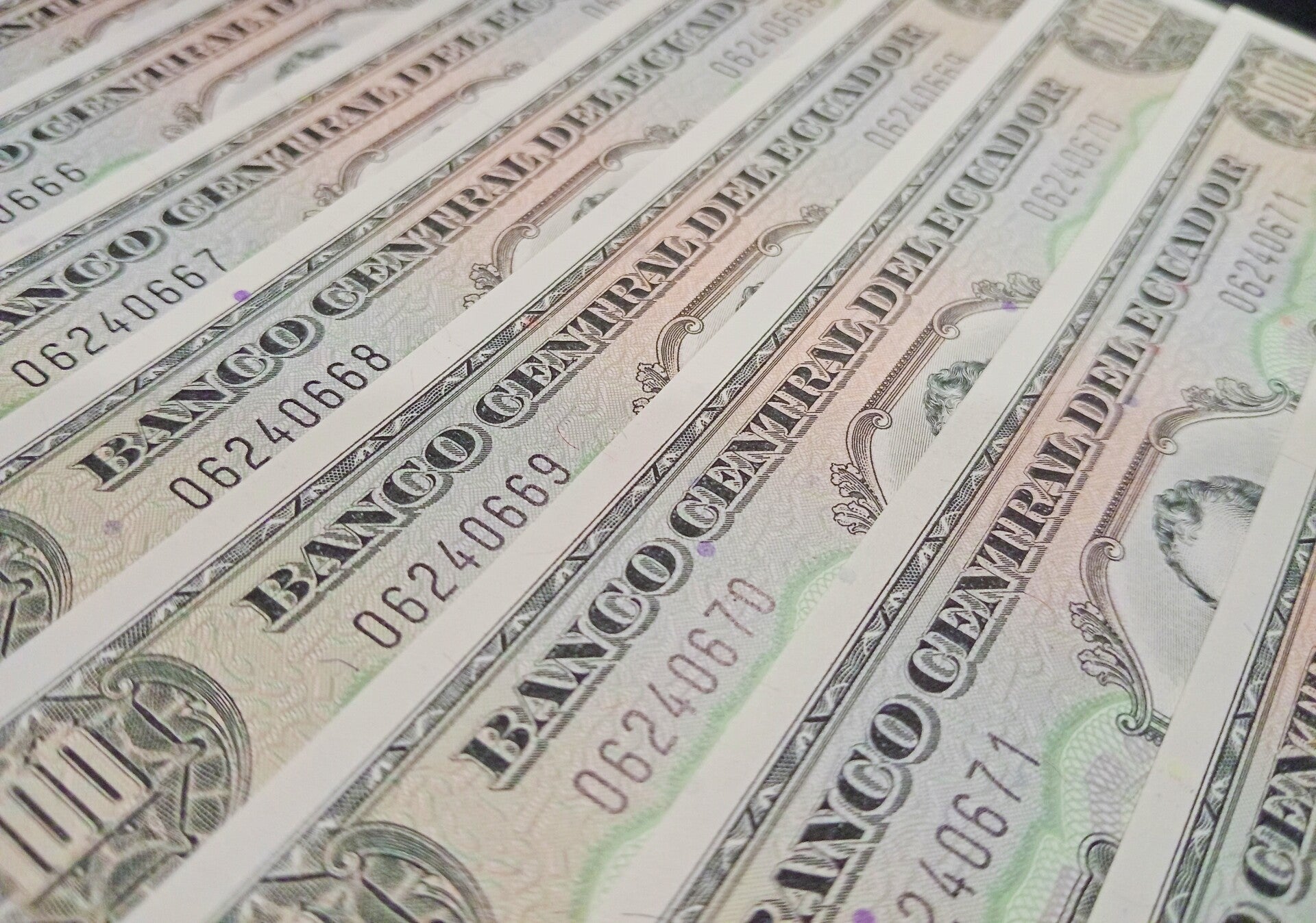 Ecuador 10 X Uncirculated 100 Sucres Banknotes in Consecutive Order