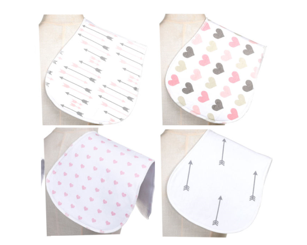 4 stuks | 48 x 23 cm | Spuugdoekjes met laagje fleece waterproof | hartjes pijltjes