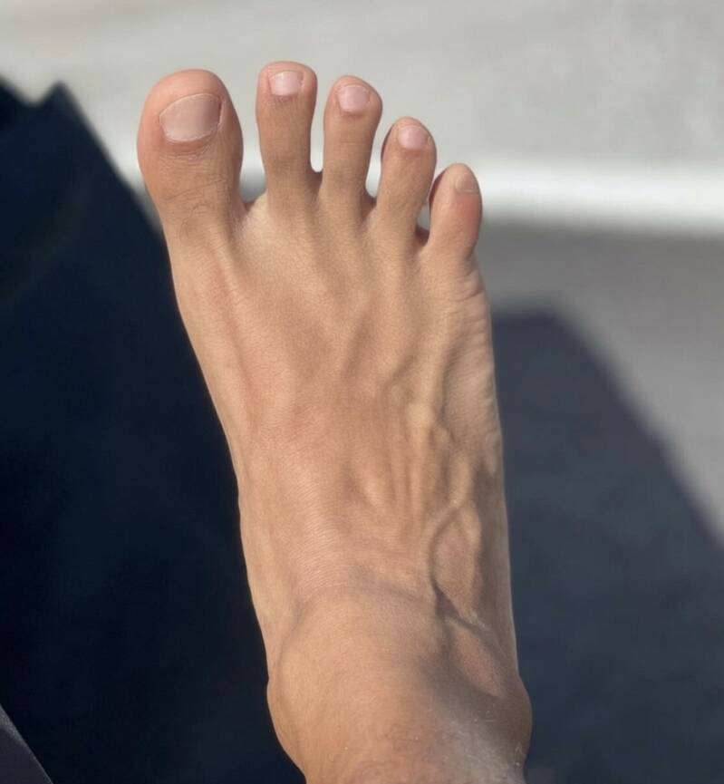 Man's pretty feet and toes up close.