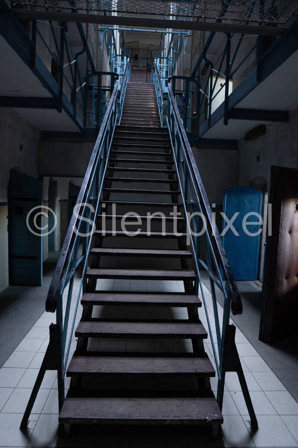 Hinter Gittern - Digital Art Print – Hochauflösender JPEG Download