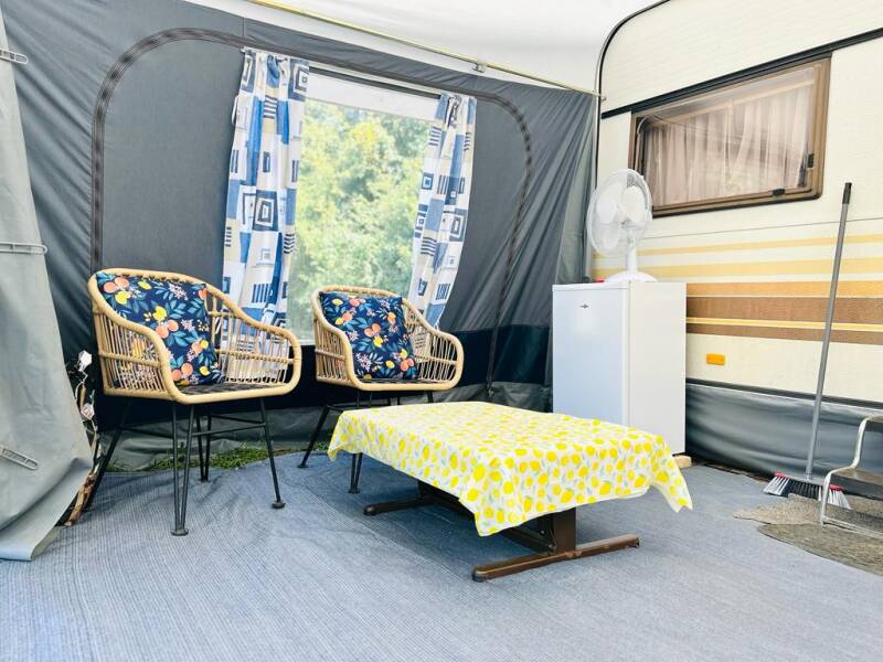 caravan-binnentent-met-2-stoeltjes-standard.jpg